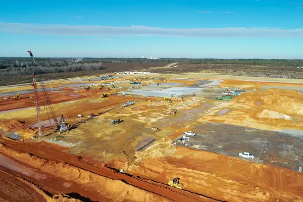 Foto: Aurubis: Ansicht von oben eines Feldes, auf dem Bauarbeiten stattfinden