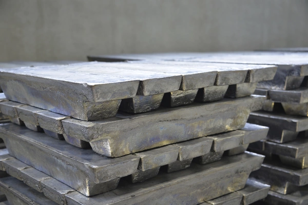 Foto: Aurubis: Edelmetall Platten die uebereinander gestapelt sind