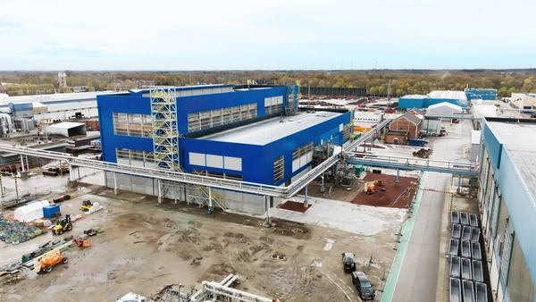 Foto: Aurubis: Eine grosse Anlage mit blauer Fassade, Aufnahme von oben