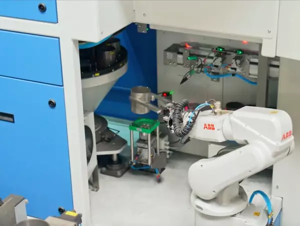 Foto: Aurubis: Roboterarm in Bewegung