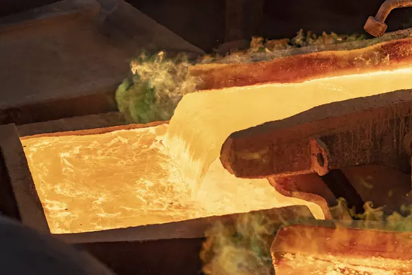 Foto: Aurubis: Feuriges, flüssiges Kupfer wird gegossen