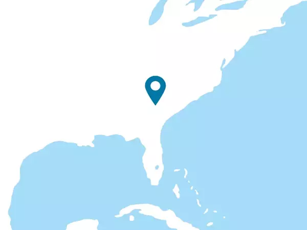 Grafik: Aurubis: Ansicht Weltkarte in weiss mit einem pun auf Richmond, Augusta