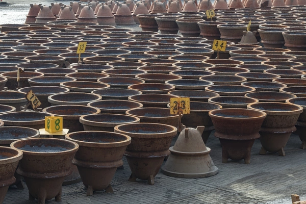 Foto: Aurubis: Ein grosser Topf gefüllt mit erhitzter Masse wird ausgegossen