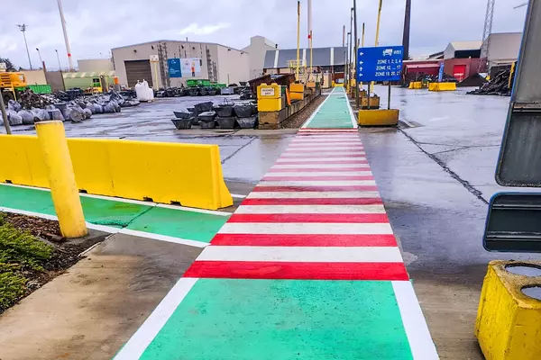 Foto: Aurubis: Markierung in grün und rotem Zebrastreifen eines Fußgängerweges auf dem Gelände